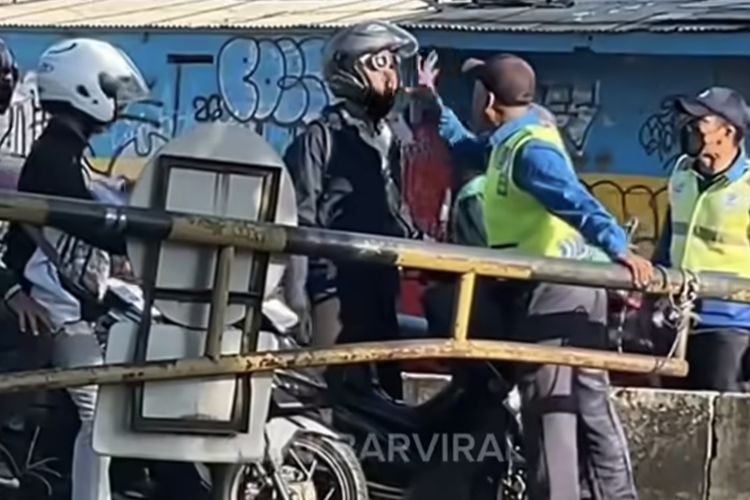 Pemotor Cekcok dengan Petugas Transjakarta, Paksa Masuk Jalur Busway di Jakbar