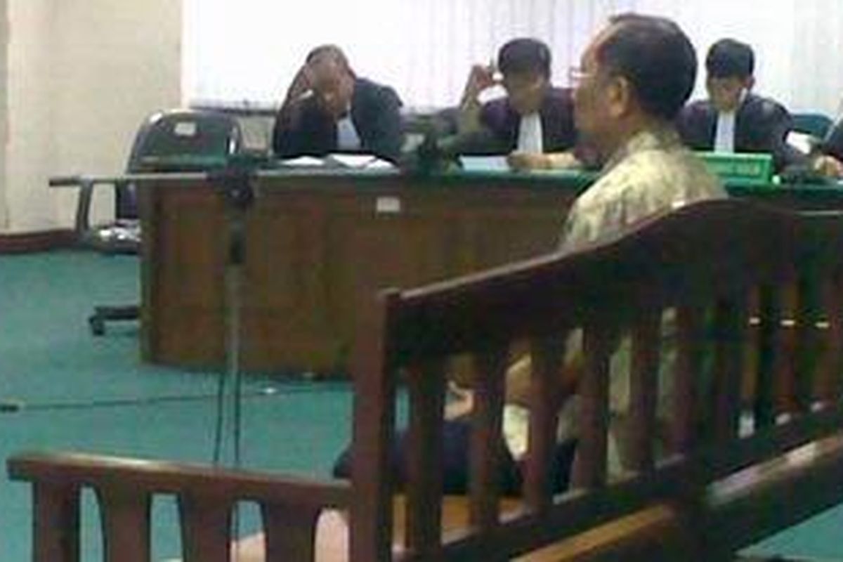 Mantan Direktur Keberatan dan Banding Direktorat Jenderal Pajak Bambang Heru Ismiarso menjalani persidangan perdana di Pengadilan Tindak Pidana Korupsi Jakarta, Senin (6/6/2011). Bambang adalah atasan Gayus H Tambunan.