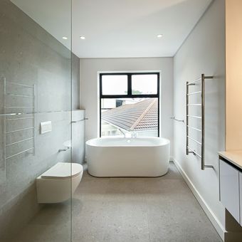 Ilustrasi kamar mandi berlantai beton bergaya industrial