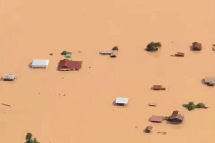 Kondisi kawasan permukiman yang terendam air setelah sebuah bendungan yang sedang dibangun di Laos jebol pada Senin (23/7/2018) malam.