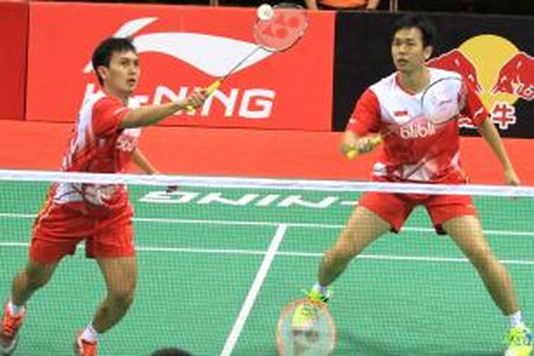 Pebulu tangkis ganda putra Indonesia, Mohammad Ahsan/Hendra Setiawan, bertahan dari serangan ganda Thailand, Wannawat Ampunsuwab/Nipitphon Puangpuapech, pada babak penyisihan Grup A Piala Thomas di Siri Fort Stadium, New Delhi, India, Rabu (21/5/2014).