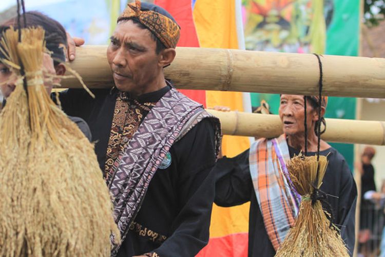 Prosesi Seren Taun telah ada sejak zaman Sunda kuno yang awalnya sebagai simbol penghormatan kepada Nyi Pohaci Sanghyang Asri, seorang Dewi Padi pada kepercayaan Sunda kuno.