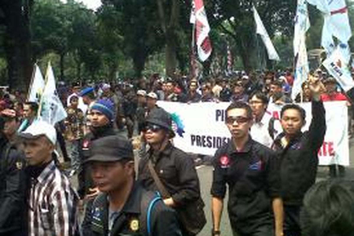 Ribuan buruh pendukung Prabowo longmarch dari Bundaran HI-Mahkamah Konstitusi, Jakarta Pusat, Jumat (15/8/2014). 