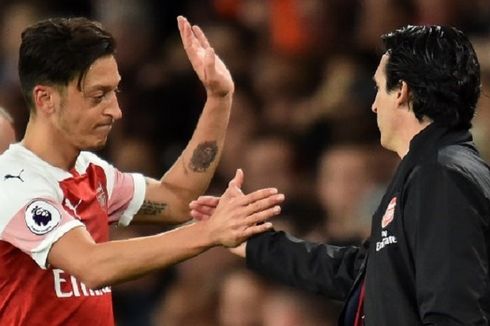 Unai Emery Tegaskan Mesut Oezil Tidak Akan Pergi dari Arsenal