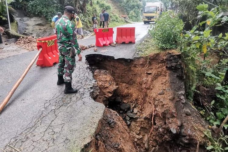 Separuh badan jalan longsor, yang berada di desa Besuki Kecamatan Munjungan Trenggalek Jawa Timur, Rabu (22/06/2022).