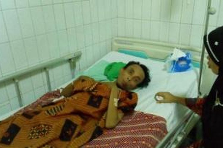 Erwinsyah Piliang (39), warga Batangkuis, Deliserdang, terbaring tak berdaya di RSU Haji Medan, Senin (16/11/2015).  Dia mengaku mendapat perlakuan tak semestinya dari seorang dokter di rumah sakit itu.