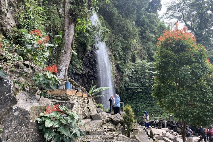 Lembah Anai merupakan air terjun populer di Sumatera Barat. Letaknya berada persis di tepi Jalan Raya Padang-Bukittinggi, Senin (27/10/2025).