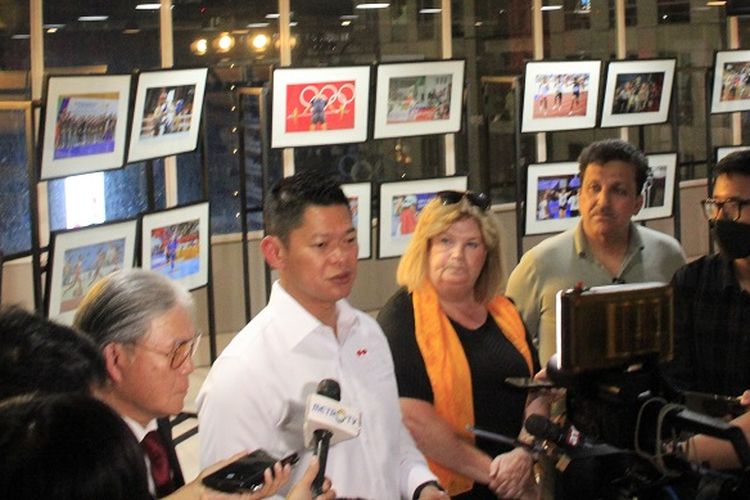 Ketua NOC Indonesia Raja Sapta Oktohari berbicara kepada media seusai acara pembukaan pameran foto di kantor NOC Indonesia, Menara Olahraga Nasional, Senayan, Jakarta, pada Rabu (13/7/2022) malam WIB.