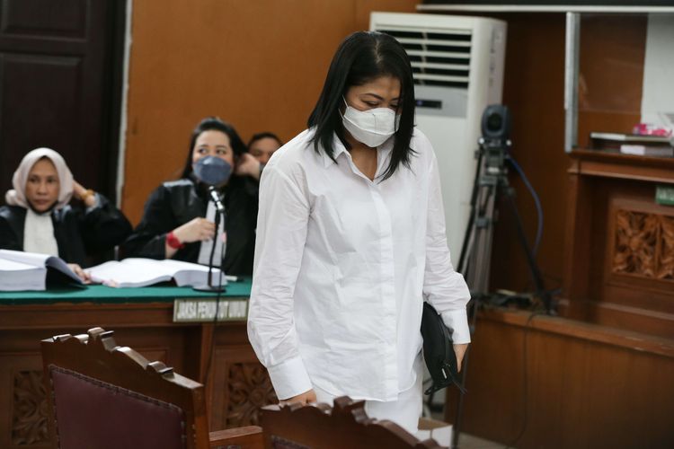Terdakwa kasus pembunuhan berencana Brigadir Nofriansyah Yosua Hutabarat atau Brigadir J, Putri Cadrawathi menjalani sidang pembacaan tuntutan di Pengadilan Negeri Jakarta Selatan, Rabu (18/1/2023).