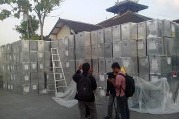 Ribuan kotak suara diletakkan di halaman KPUD Kabupaten Kediri, Jawa Timur, Senin (11/8/2014).