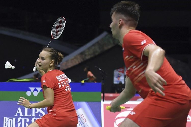 Rodion Alimov dan Alina Davletova (kiri) dari Rusia melakukan serangan balik melawan Takuro Hoki dan Wakana Nagahara dari Jepang dalam pertandingan ganda campuran di kejuaraan bulu tangkis dunia Piala Sudirman di Nanning pada 20 Mei 2019 lalu.