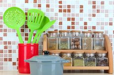 4 Cara Menata Rak Bumbu Dapur yang Praktis dan Hemat Ruang