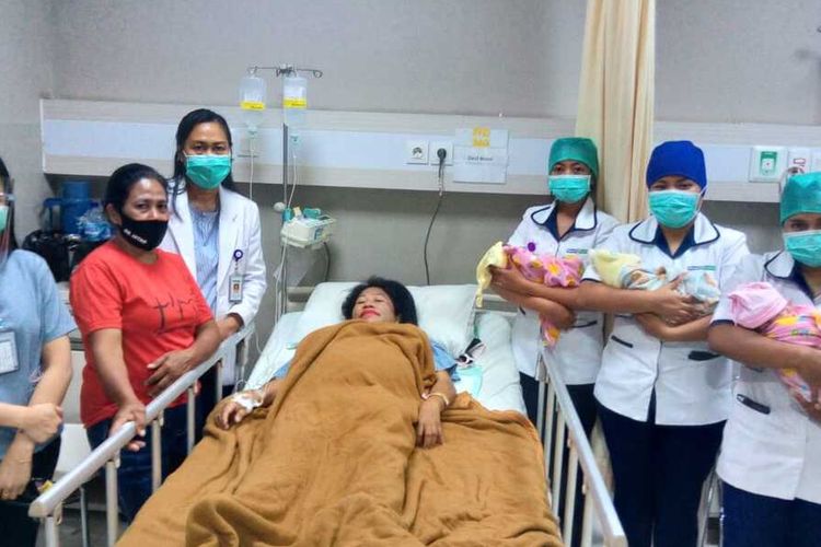 PHOTO:Efi Bani bersama tiga bayi kembarnya saat berpose bersama dokter dan perawat
