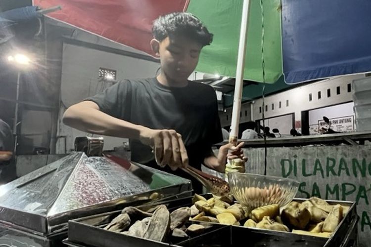 Kisah Ilham, Remaja Asal Lamongan Rela Putus Sekolah demi Jualan Polo Pendem untuk Obati Ibu