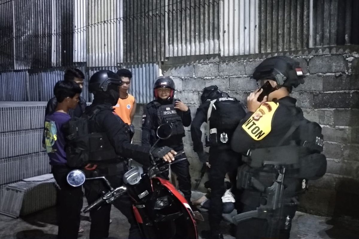 Tim Maung Galunggung Polresta Tasikmalaya, Jawa Barat, saat mengevakuasi anggota geng motor bersenjata samurai yang diamuk warga saat sengaja merazia berandalan motor yang meresahkan warga di Kecamatan Bungursari, Kota Tasikmalaya, Minggu (25/12/2022) dini hari.