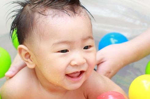 3 Manfaat Tummy Time pada Bayi dan Kapan Harus Melakukannya