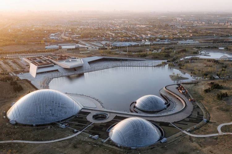 Rumah Kaca Berkubah Raksasa Jadi Tempat Konservasi Tanaman di Danau Bekas Galian Batubara di Taiyuan China 