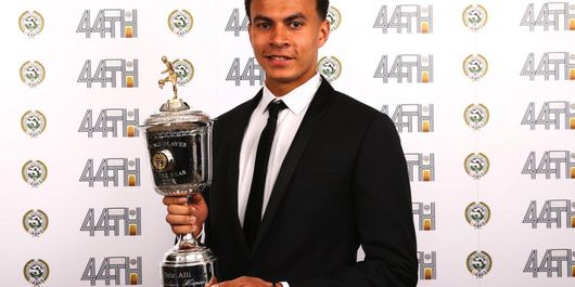 Gelandang Tottenham Hotspur, Dele Alli, meraih penghargaan Pemain Muda Terbaik Tahun Ini versi PFA, Minggu (23/4/2017). 