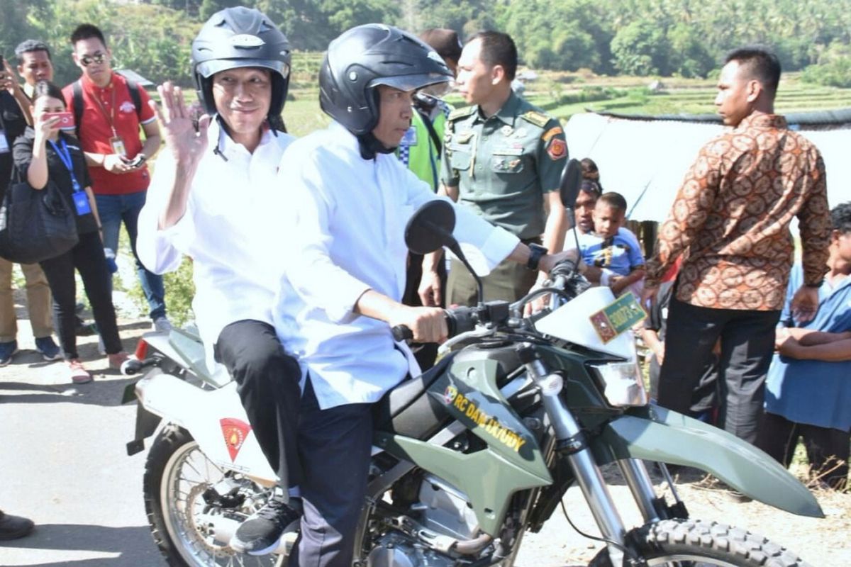 Naik motor trail, Gubernur NTB, TGH M Zainul Majdi berboncengan dengan Presiden Joko Widodo meninjau lokasi pengungsi korban gempa di Lombok Utara.
