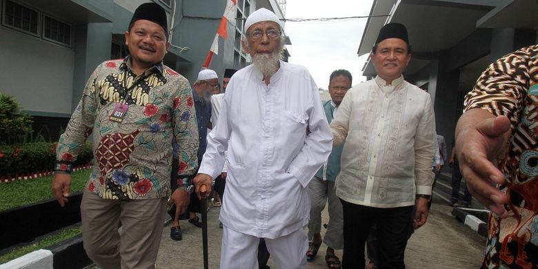 Kuasa hukum capres Joko Widodo dan Maruf Amin, Yusril Ihza Mahendra (kanan) mengunjungi narapidana kasus terorisme Abu Bakar Baasyir (tengah) di Lapas Gunung Sindur, Bogor, Jawa Barat , Jumat (18/1/2019). Abu Bakar Baasyir akan dibebaskan dengan alasan kemanusiaan karena usia yang sudah tua dan dalam keadaan sakit serta memerlukan perawatan. ANTARA FOTO/Yulius Satria Wijaya/pras.