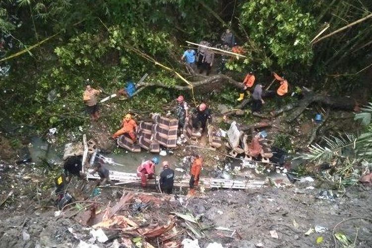 Dalam kecelakaan yang terjadi Sabtu dini hari itu, 3 orang dinyatakan meninggal dunia. Sementara empat orang luka berat, dan 22 orang luka ringan serta satu orang belum diketahui keberadaannya.