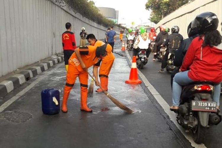 Oli Tumpah di Jalan Letjend Suprapro, Jakarta Pusat, Rabu (25/7/2019).