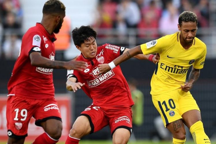 Neymar mendapat pengawalan ketat dari lawan saat PSG bertandang ke markas Dijon pada lanjutan Ligue 1, Sabtu (14/10/2017).