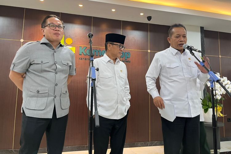 Menteri Koperasi Ferry Juliantono dalam dalam jumpa pers di Jakarta, Senin (22/9/2025).