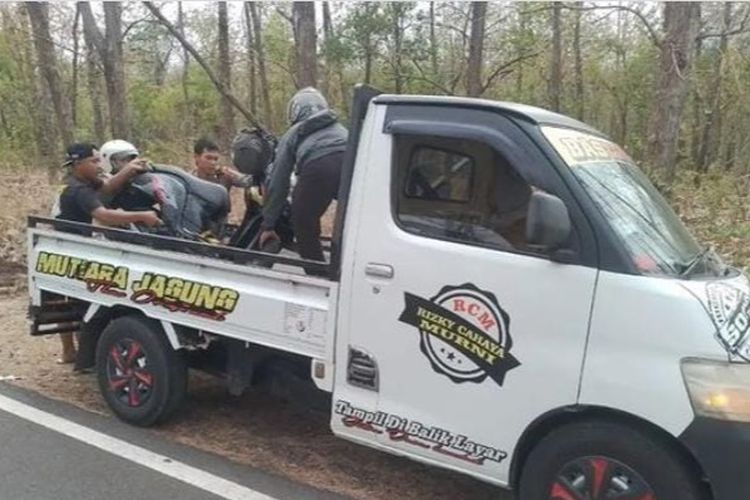 Proses evakuasi motor korban di Jalan Baluran, Kecamatan Banyuputih, Kabupaten Situbondo, Provinsi Jawa Timur pada Senin (24/7/2023).