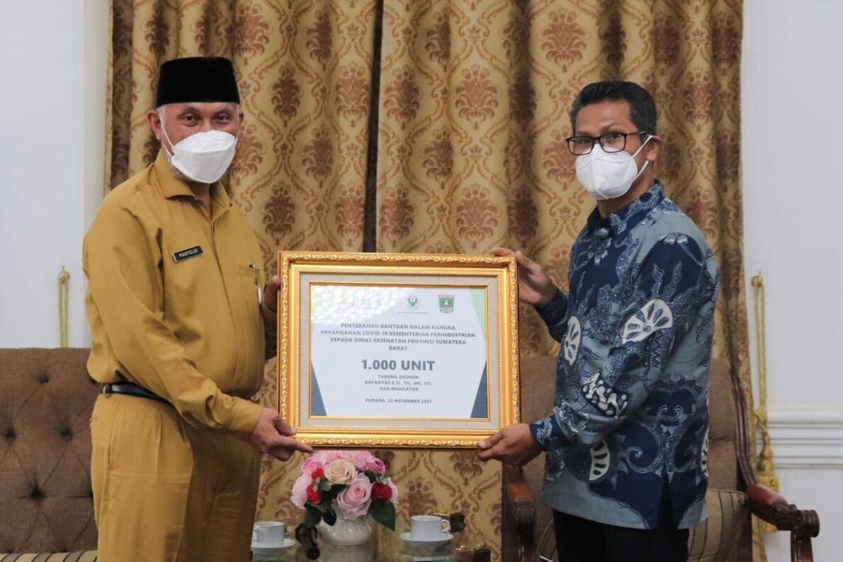 Gubernur Sumatera Barat Mahyeldi (kiri) menerima hibah 1.000 tabung oksigen dari Kementerian Perindustrian, Selasa (23/11/2021)