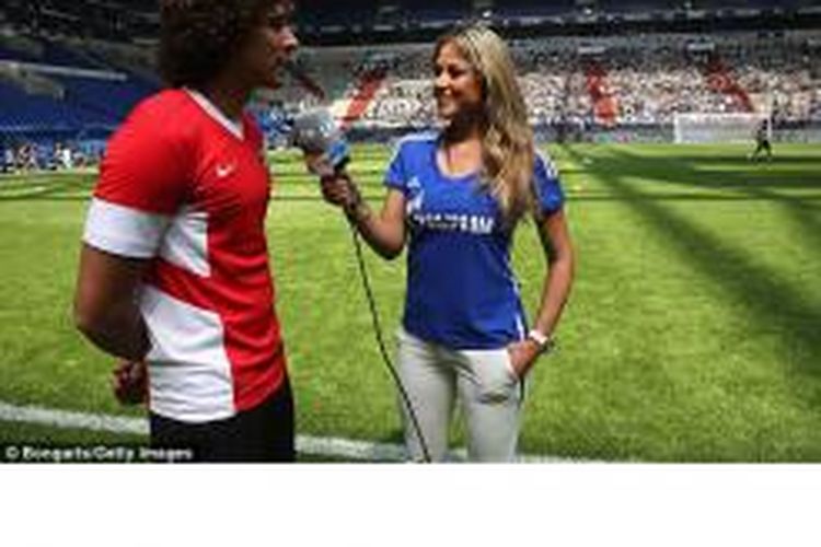 Reporter cantik asal Meksiko, Vanessa Huppenkothen, mewawancarai kompatriotnya, Guillermo Ochoa, yang menjelang debutnya sebagai penjaga gawang Malaga melawan West Ham United.