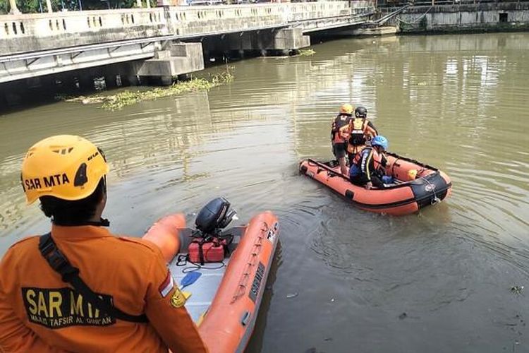 MENCARI ORANG TENGGELAM - Tim SAR Gabungan berupaya menyisir Sungai Jagir Wonokromo, Surabaya, untuk mencari keberadaan Rendra Wahyudi, Minggu (24/8/2025). Korban adalah pengamen asal Joyoboyo Timur, Surabaya. 