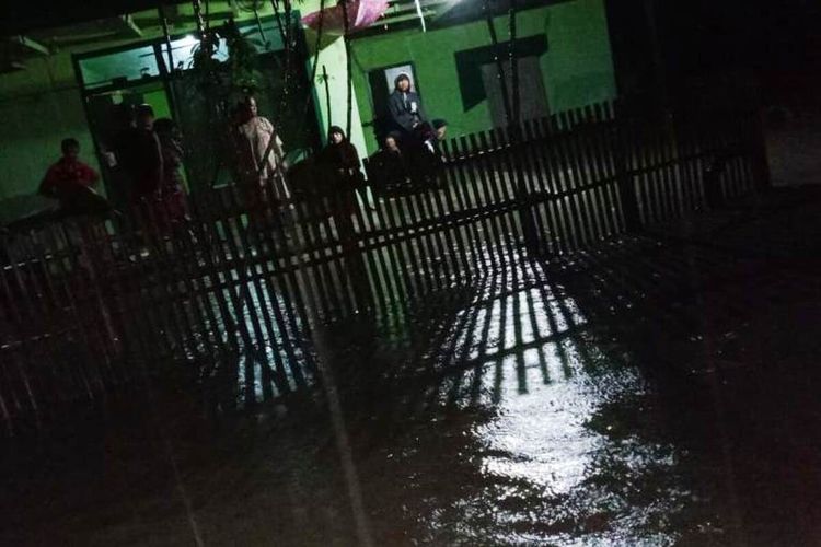 Banjir bandang kembali melanda wilayah Kecamatan Agrabinta, Kabupaten Cianjur, Jawa Barat, Selasa (20/10/2020) yang mengakibatkan 5 rumah terendam, dan longsor yang menutup akses jalan.