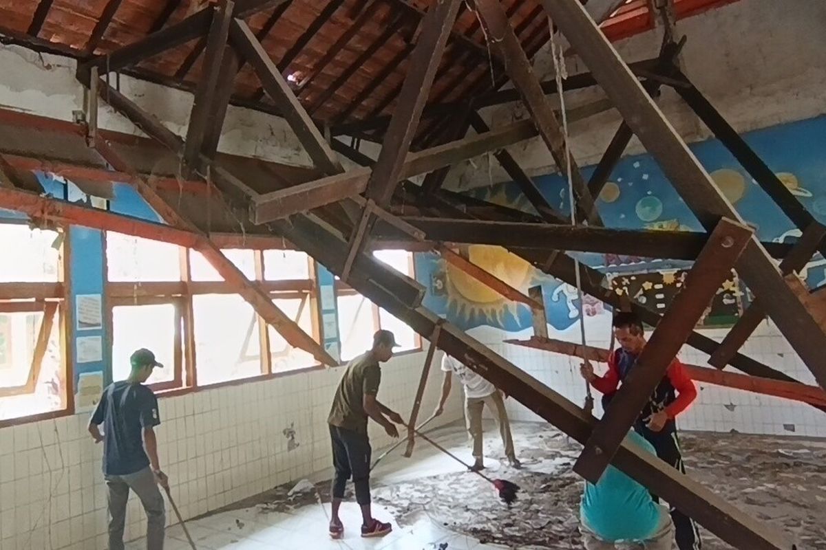 40 TAHUN TAK DIREHAB - Plavon ruang kelas IX E SMPN 1 Ngariboyo, Kabupaten Magetan, ambrol karena termakan usia. Bangunan sekolah yang didirikan sejak tahun 1985 tersebut sejak dibangun belum pernah dilakukan rehabilitasi.