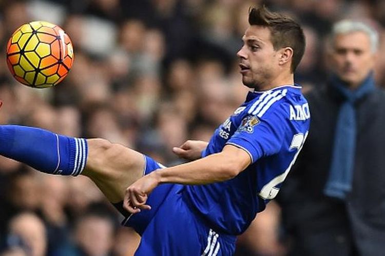 Aksi Cesar Azpilicueta saat Chelsea berhadapan dengan Tottenham Hotspur di White Hart Lane, Minggu (29/12/2015). 