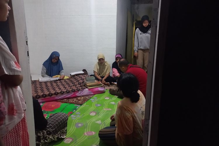 Foto: Salah satu pihak keluarga dari 2 korban hanyut di Sungai Bah Bolon menunggu di rumah duka di Jalan Diponegoro, Gang Kopral, Kelurahan Teladan, Kecamatan Siantar Barat, Kota Pematangsiantar, Sumut, Kamis (13/6/2024) malam.