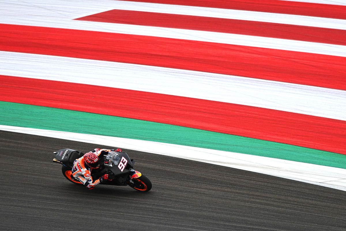 Pembalap Repsol Honda Team MotoGP Marc Marquez memacu sepeda motornya pada hari pertama tes pramusim MotoGP 2022 di Pertamina Mandalika International Street Circuit, Lombok Tengah, NTB, Jumat (11/2/2022). Sesi tes pramusim di sirkuit Mandalika tersebut akan berlangsung hingga Minggu (13/2/2022).