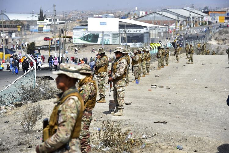Tentara berjaga-jaga setelah membersihkan penghalang jalan menuju bandara, yang dibuat oleh para pendukung Presiden Peru terguling Pedro Castillo di Arequipa, Peru, Rabu, 14 Desember 2022. 