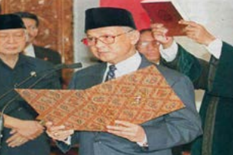 Pelantikan BJ Habibie sebagai Presiden RI ke-3.