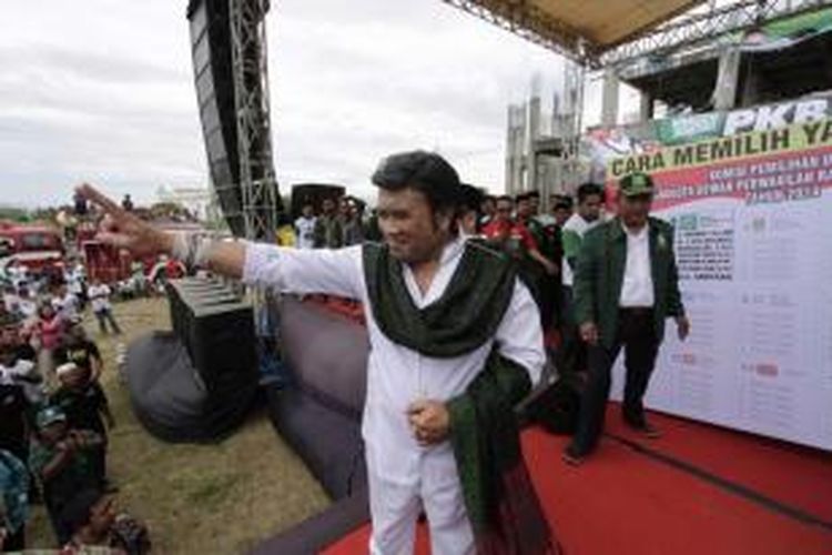 Raja dangdut Rhoma Irama yang menjadi juru kampanye Partai Kebangkitan Bangsa, menyapa para pendukung PKB saat pembukaan kampaye perdana partai tersebut di halaman Gedung Islamic Center Lampeuneurut, Aceh Besar, 16 Maret 2014.