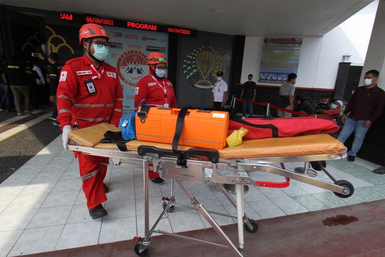 Petugas PMI keluar dari dalam lapas usai melakukan evakuasi korban kebakaran di Lapas Dewasa Klas 1 A Tangerang, Tangerang, Banten, Rabu (8/9/2021). Sebanyak 41 warga binaan tewas akibat kebakaran yang membakar Blok C 2 Lapas Dewasa Tangerang Klas 1 A pada pukul 01.45 WIB Rabu dini hari. ANTARA FOTO/Muhammad Iqbal/aww.