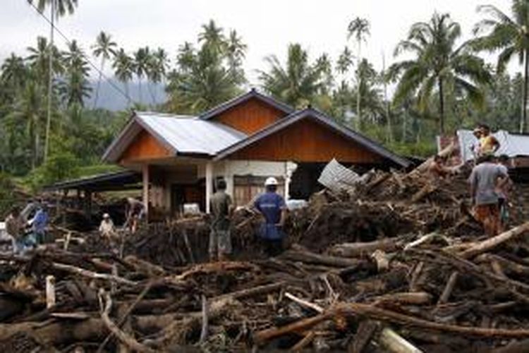 Banjir Bandang yang terjadi di Minahasa Tenggara telah mengakibatkan puluhan rumah dan puluhan hekter sawah rusak.