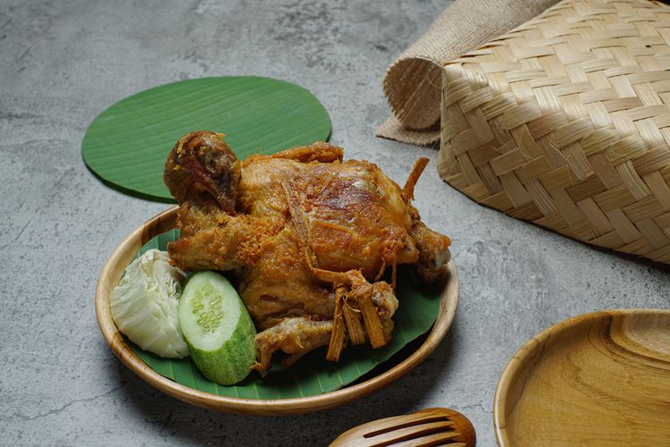 Ilustrasi ayam ingkung. Ayam yang digoreng utuh. 