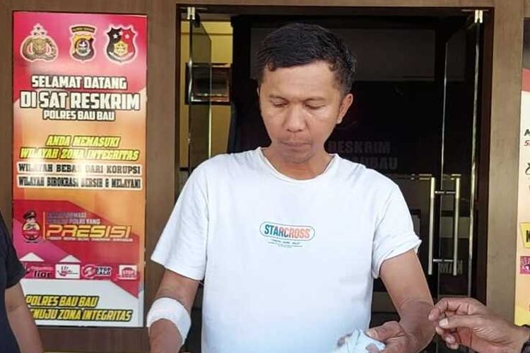 Seorang wartawan dan juga pemilik media online lokal di Kota Baubau, Sulawesi Tenggara, La Ode Muhammad Irfan Mihzan (baju putih), ditikam oleh orang tak dikenal, Sabtu (22/7/2023) sekitar pukul 09.30 WITA.