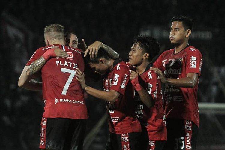 Melvin Platje (nomor 7) saat merayakan gol bersama rekan-rekannya pada laga Bali United vs Persela, di Stadion Kapten I Wayan Dipta, Gianyar, Bali, Kamis (31/10/2019).