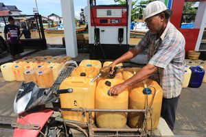 Rakyat Desa Memang Tak Pakai Dollar AS, tapi...