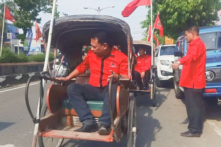 Sebagai wujud syukur dan sosialisasi kader PDI Perjuangan konvoi menggunakan becak keliling kota Pemalang, usai Ganjar Pranowo diumumkan menjadi Cawapres RI 2024