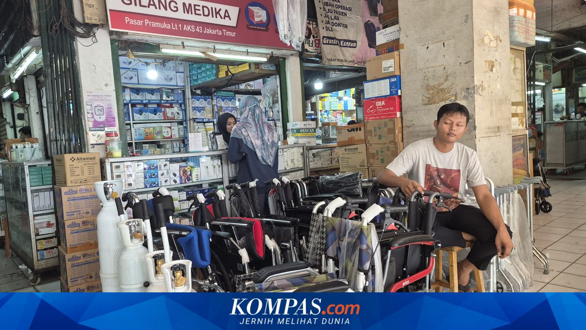 Omzet Pedagang Alat Kesehatan di Pasar Pramuka Turun