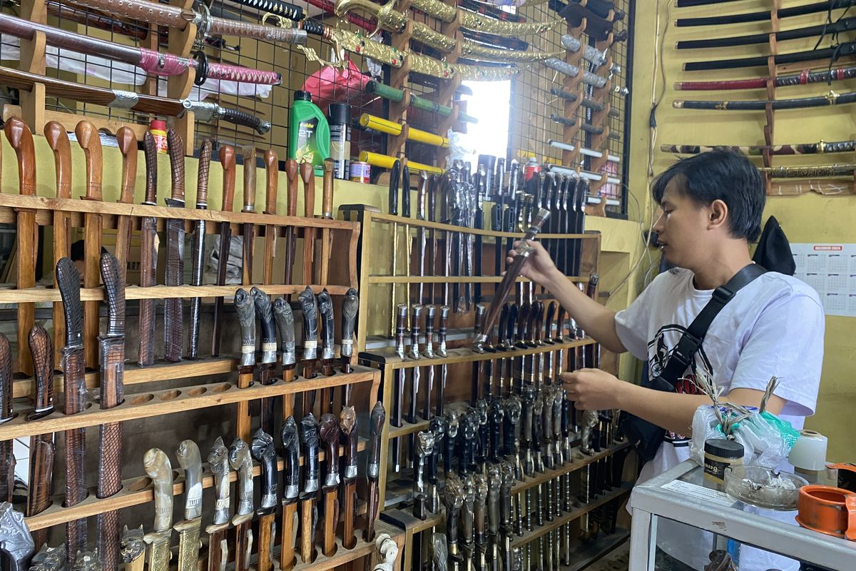 Arid saat memperlihatkan beberapa koleksi Golok sembelih di toko miliknya. Kamis (6/6/2024)