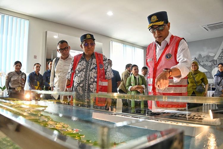 Menteri Perhubungan Budi Karya Sumadi mengecek Kereta Api Makassar-Parepare lintas Maros-Garongkong, Selasa (28/3/2023).